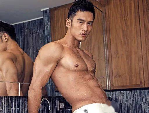 明星的健身教练_大明星和健身教练的爱情故事_健身教练变成明星