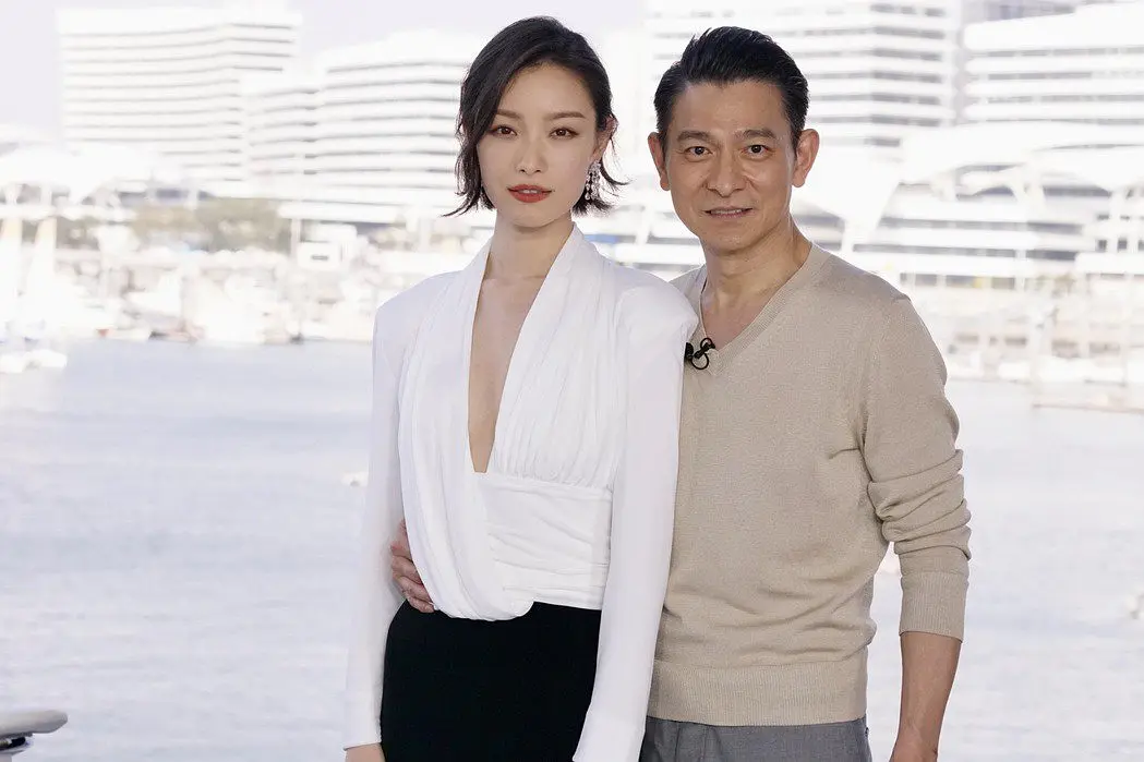 男性外表竞争力提升指南：如何通过衣着和体态优化整体印象